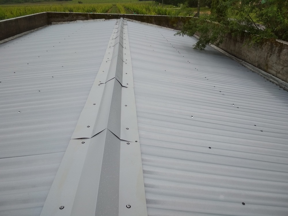 renovation-toit-fibrociment-entrepot-agricole-desamiantage-sur-couverture-1.jpg